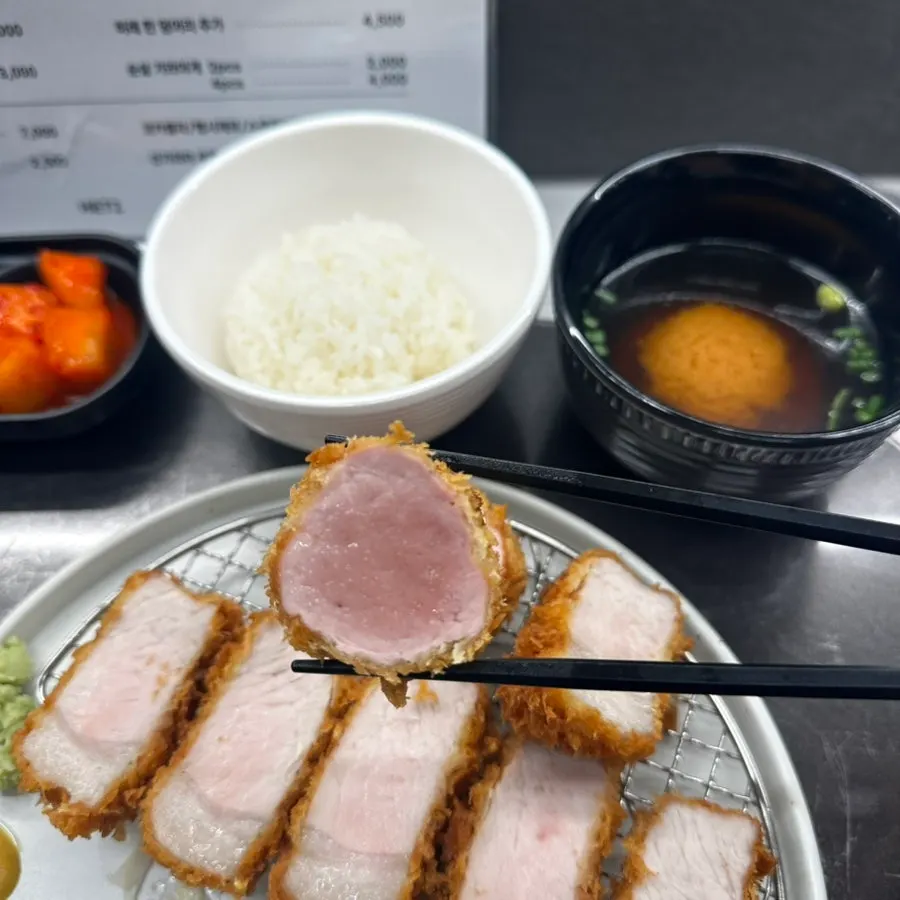 두툼한 제주 흑돈 히레카츠 단면