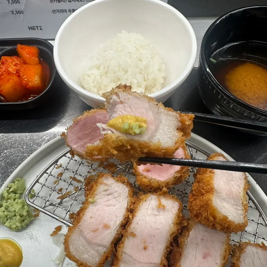 와사비를 올린 돈카츠 한 조각