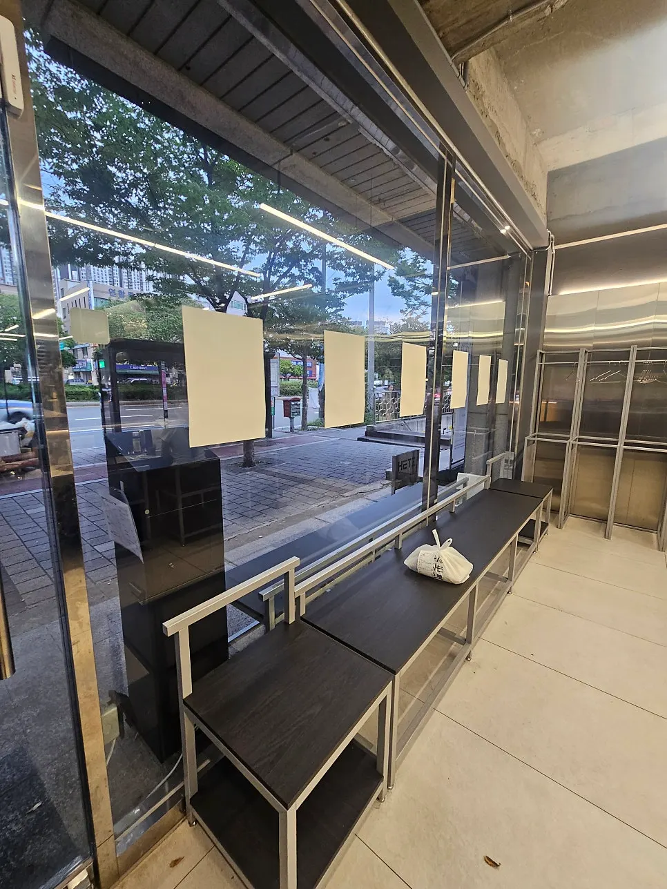 버스정류장 앞에서 본 헷츠 전포점 건물 입구