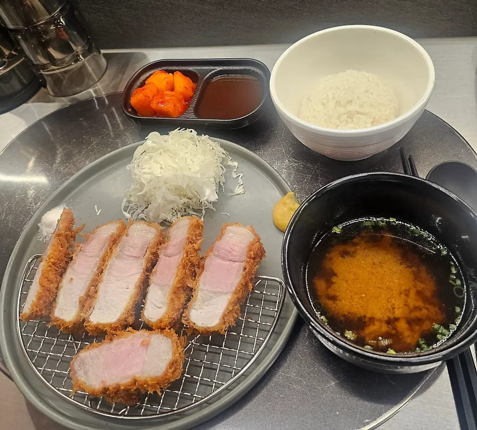 밥과 장국이 함께 놓인 제주 흑돈 상로스카츠