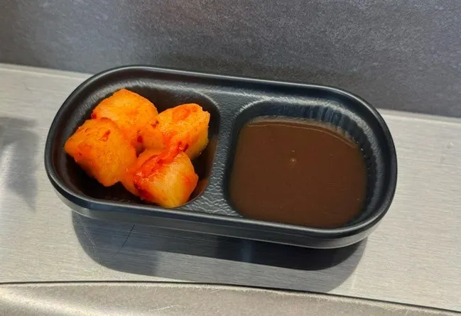 기본 밑반찬 깍두기와 돈가스소스