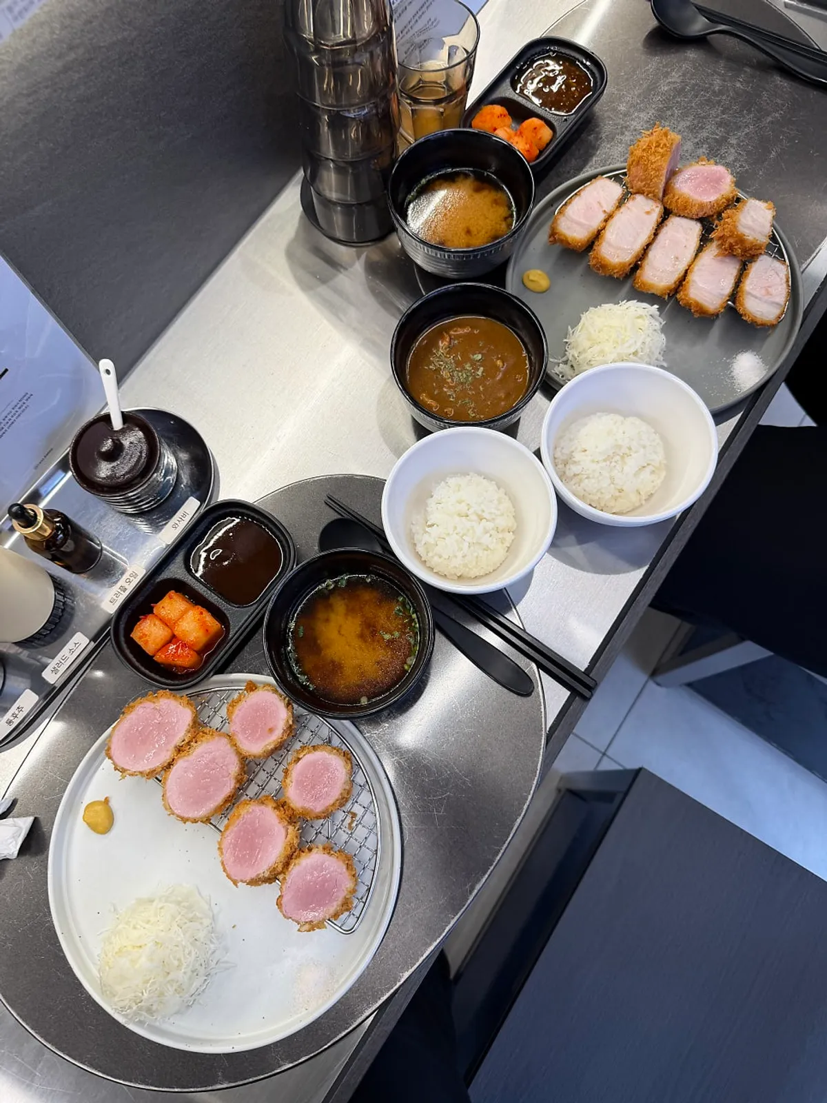 Tonkatsu table setting at Hets Jeonpo Branch