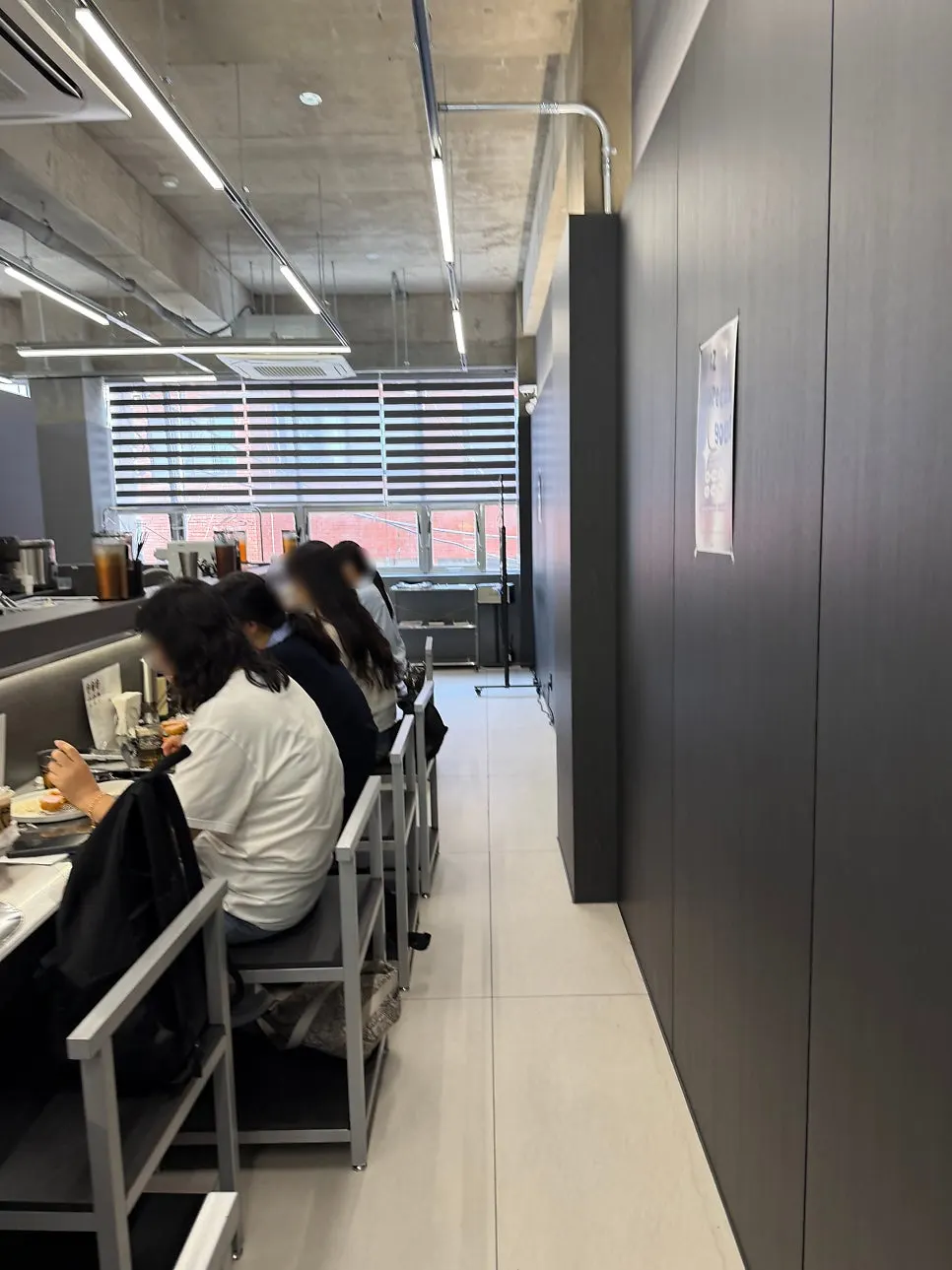 Spacious, open seating area inside Hets Jeonpo Branch