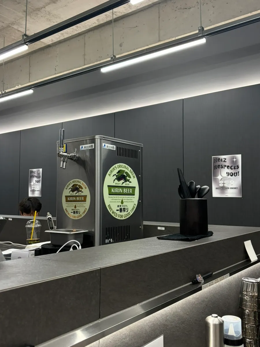 Interior of Hets Jeonpo Branch in gray tones and metal materials