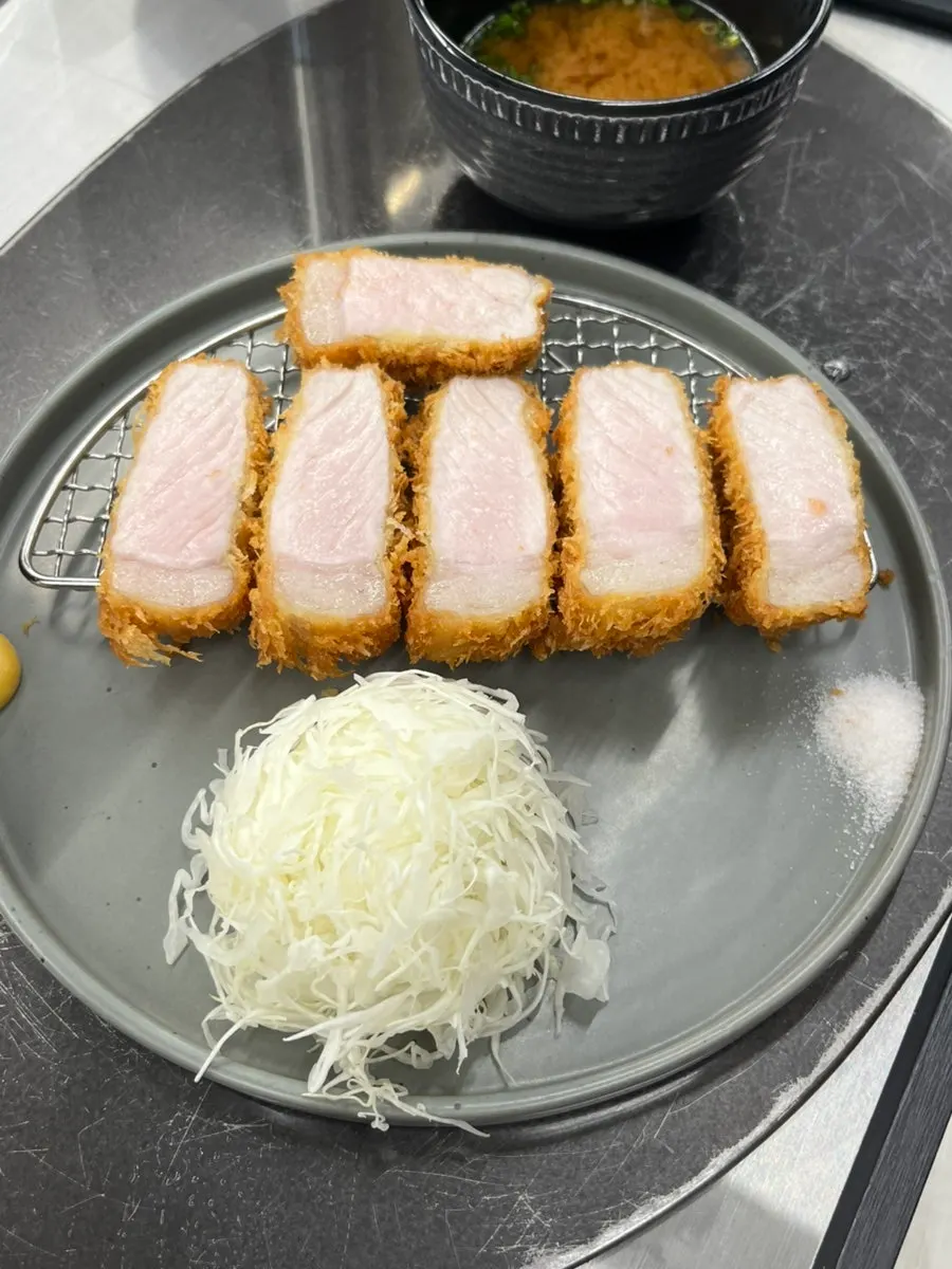 플레이팅된 YBD 로스카츠 한 접시