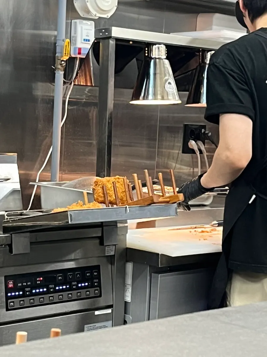 헷츠 전포점 다찌석에서 바라본 식사 자리