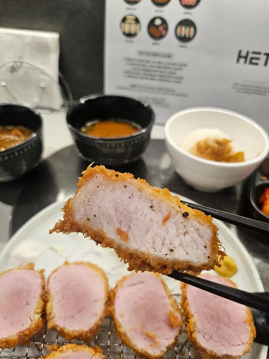 테이블의 핑크솔트·통후추·와사비·트러플 오일