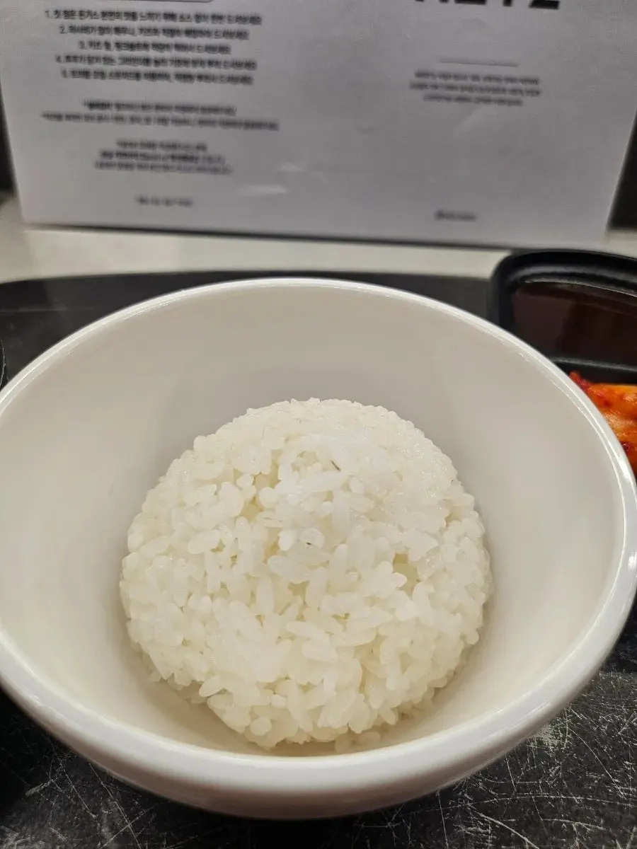 카츠에 트러플 오일을 떨어뜨리는 모습