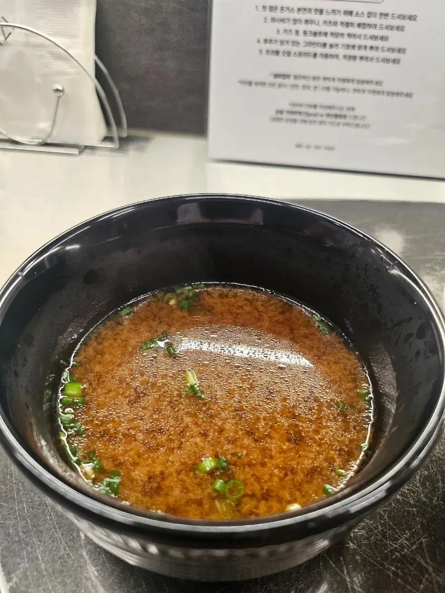 통후추 그라인더를 갈아 올린 돈카츠