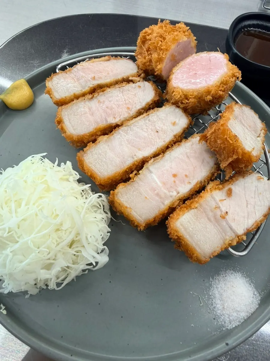 흑돈 로스카츠와 히레카츠가 담긴 접시