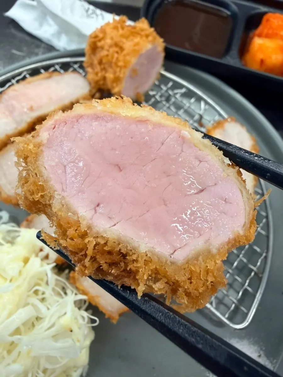 와사비 올려 먹는 돈카츠 한 조각