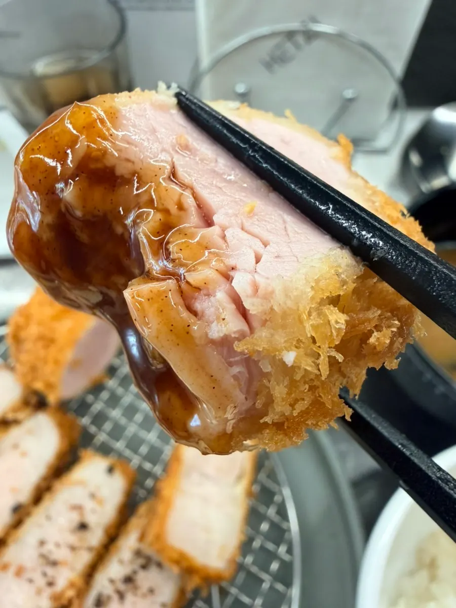 돈카츠 소스에 찍은 카츠