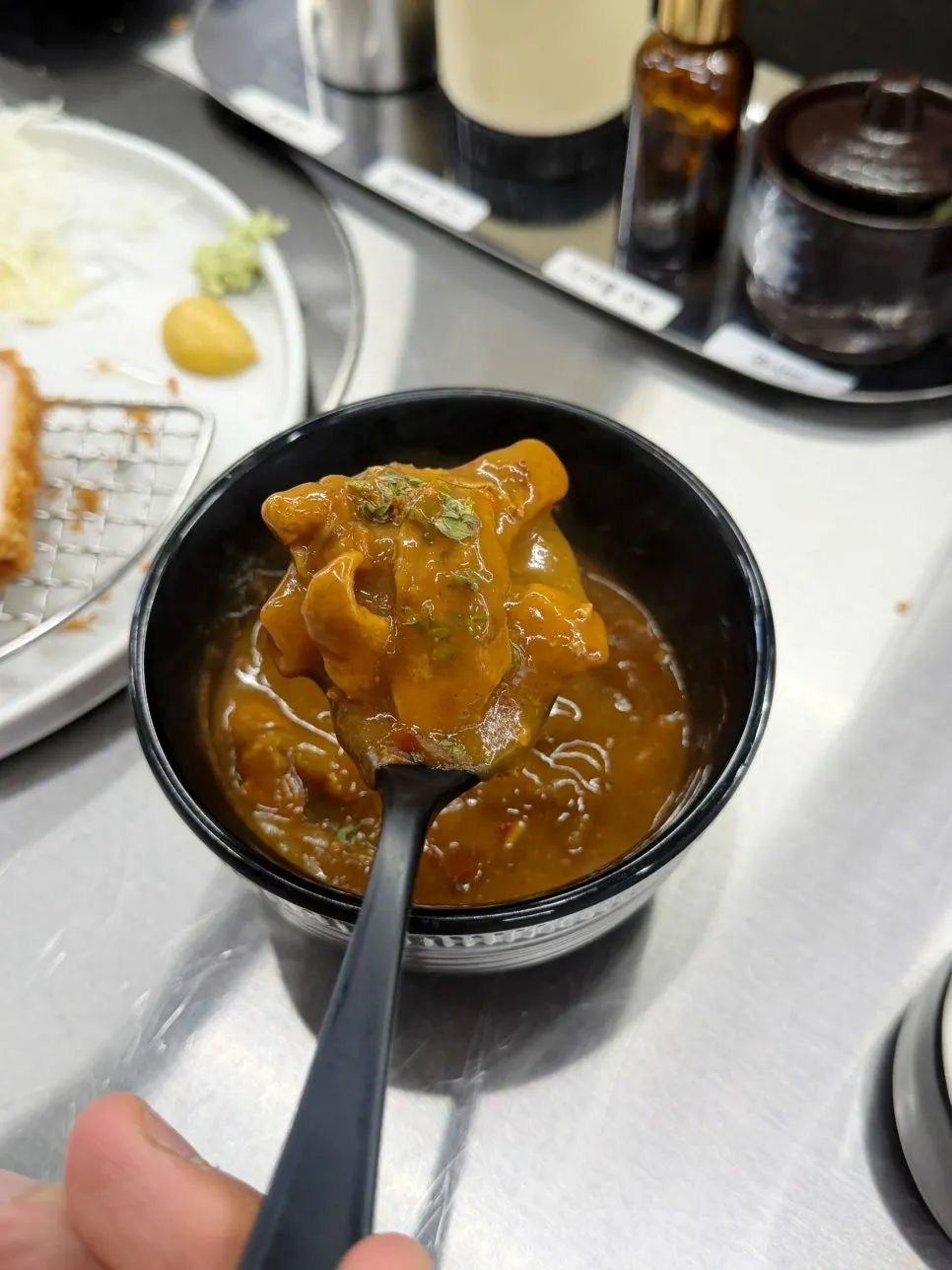 밥과 된장국을 곁들인 카츠 한 상