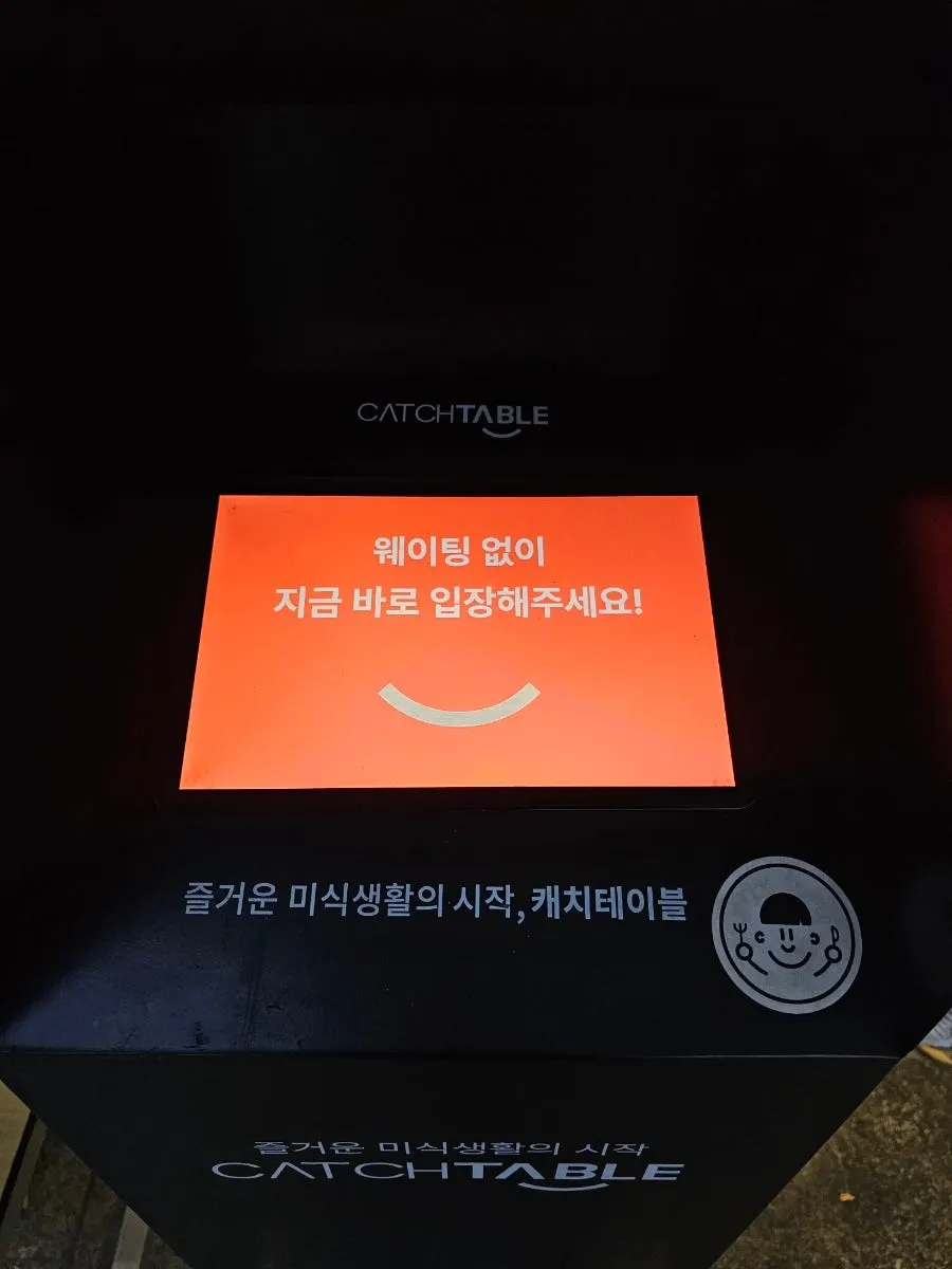 통유리 창과 HETZ 간판이 보이는 매장 입구