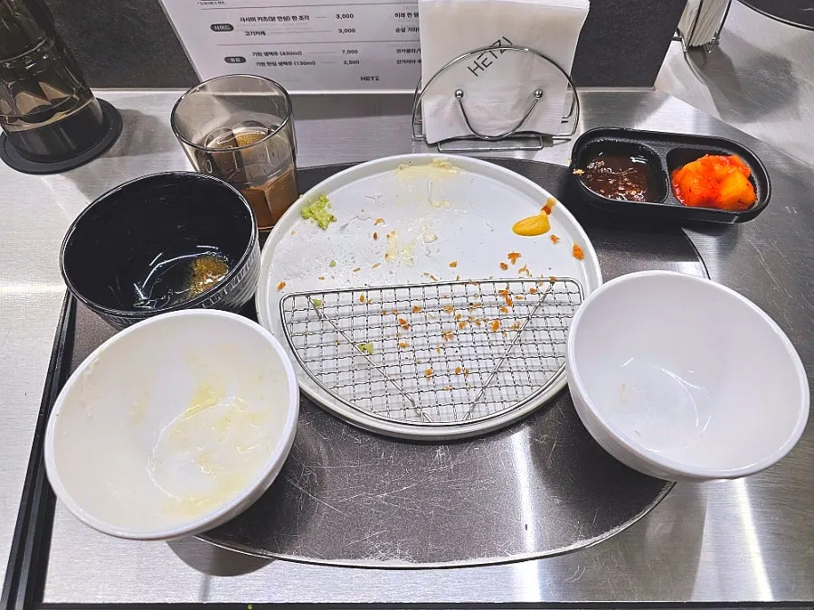 밥과 샐러드를 리필해 비운 접시