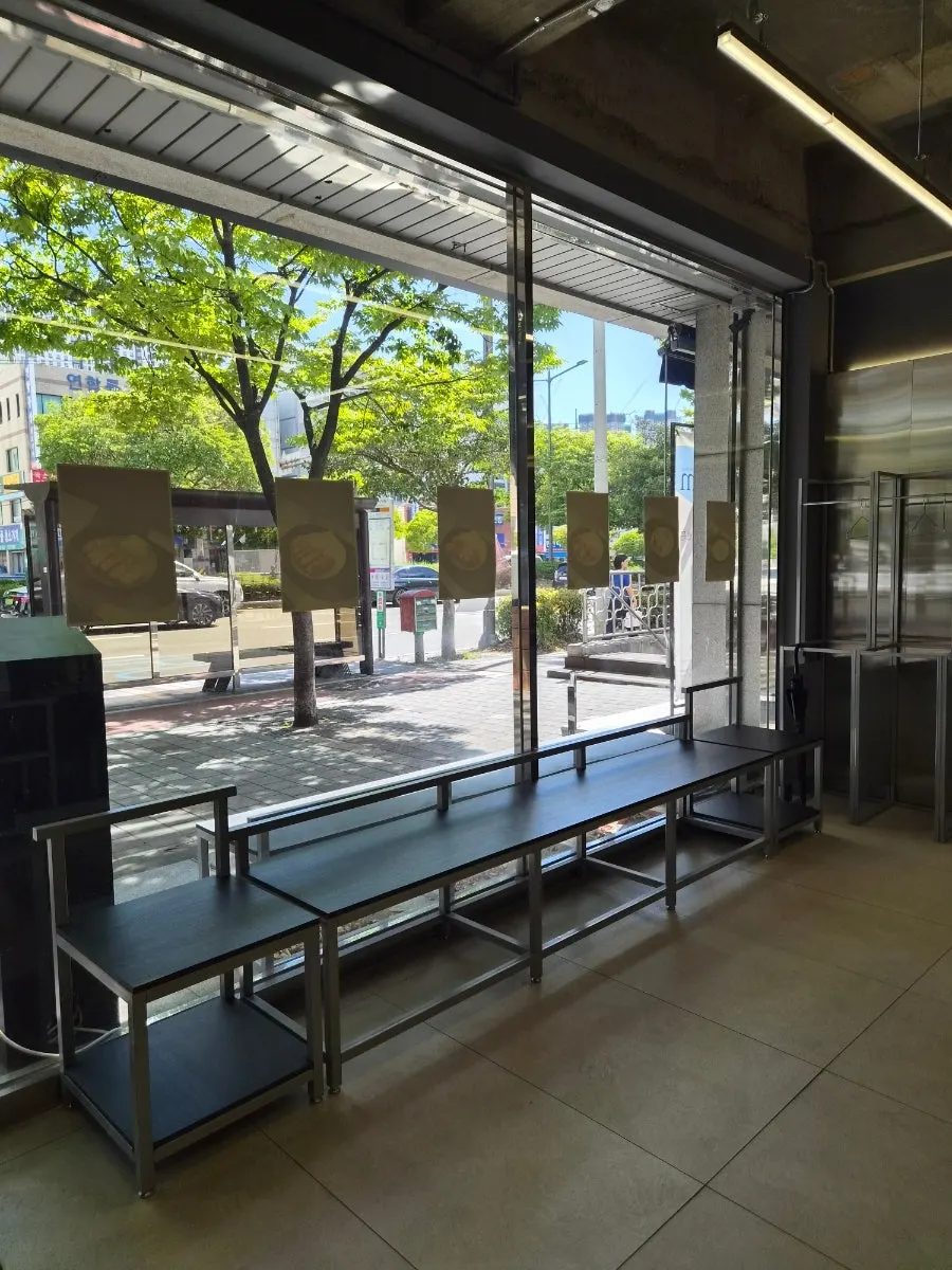 Indoor waiting area set up at Hets Jeonpo Branch