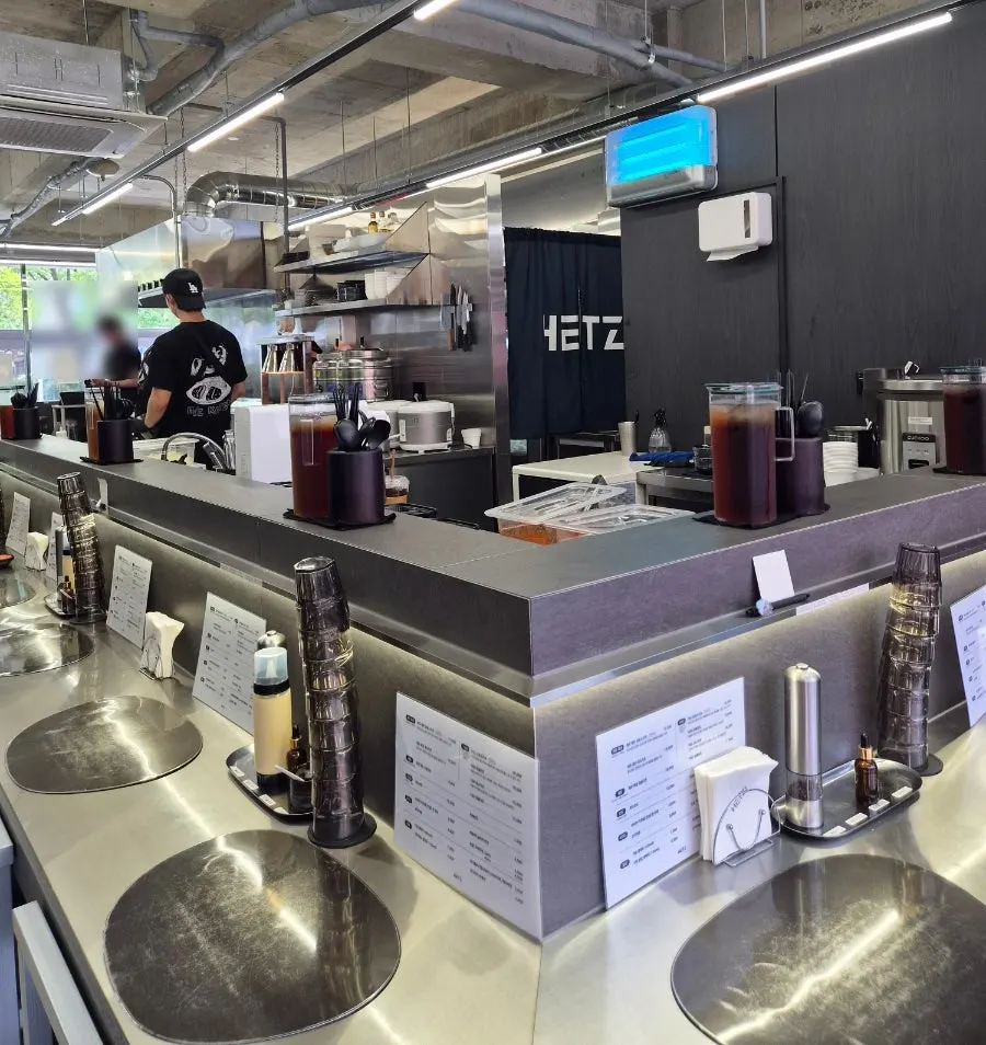 Open kitchen at Hets Jeonpo Branch with visible cooking process