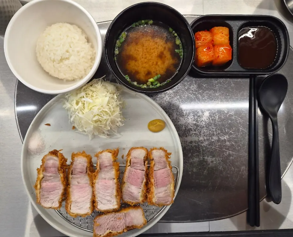 Sang loin katsu set served with rice, soup and salad