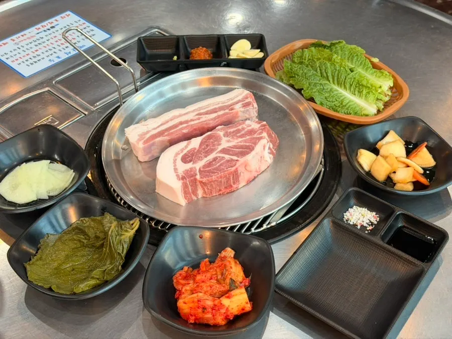 Side dish spread served with the white pork geungogi