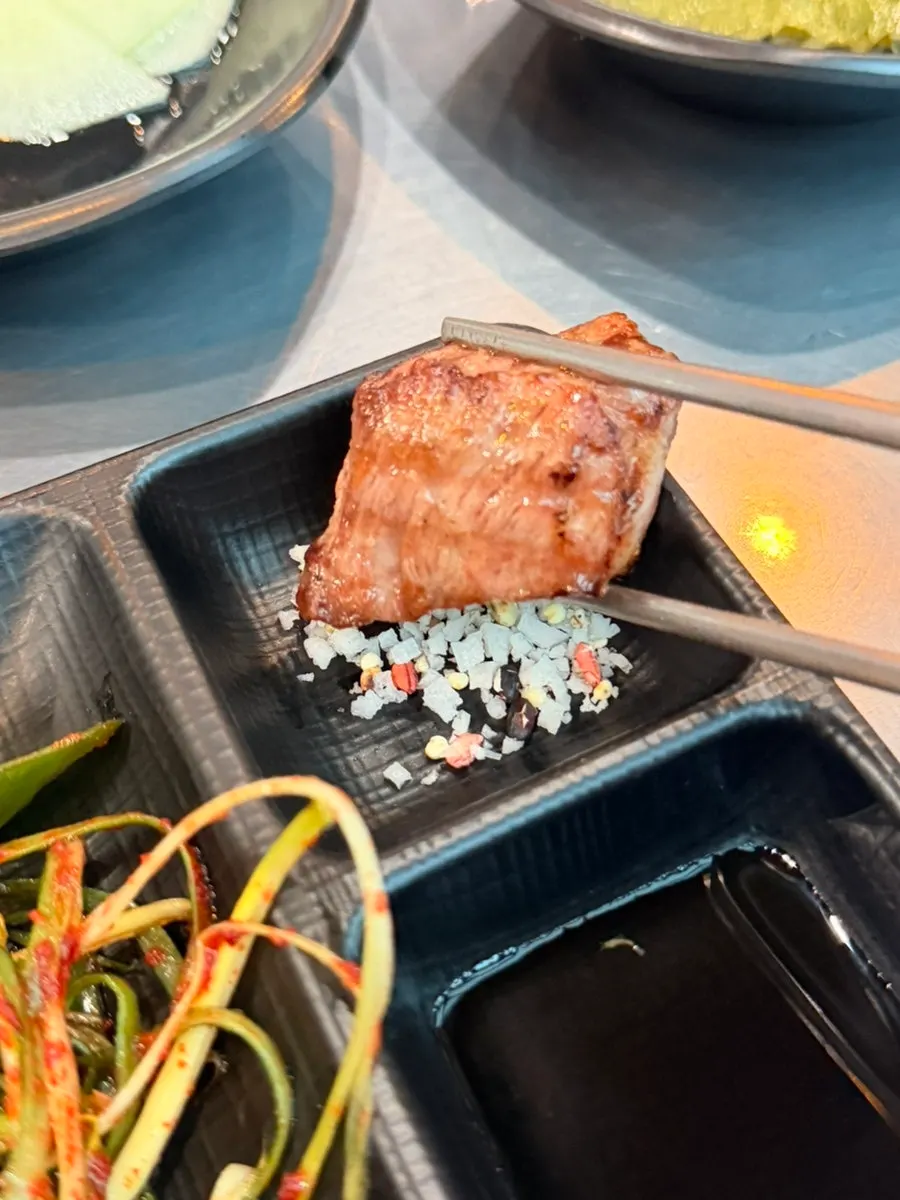 Charcoal pre-grilled neck meat placed on the maekbansaek stone