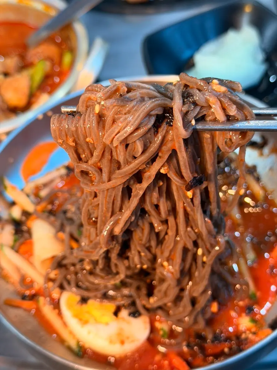 Medium-thick buckwheat noodles that haven't gone soft