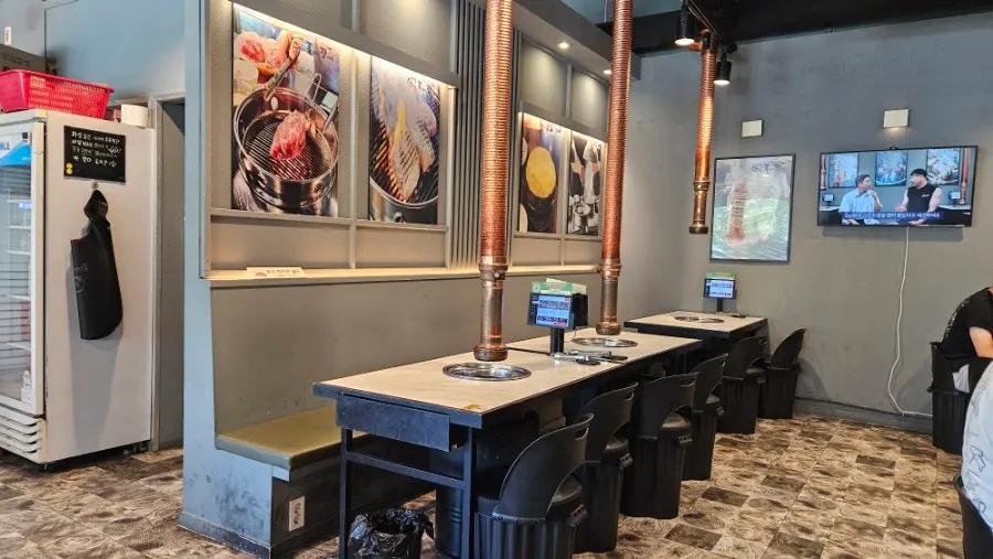 Interior seating at Heukdwaeji Hyeongjedeul Gajeong Ruwon City Main Branch