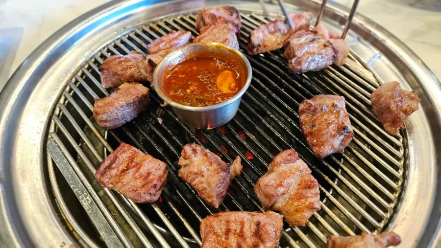 Aged pork neck eaten with accompaniments