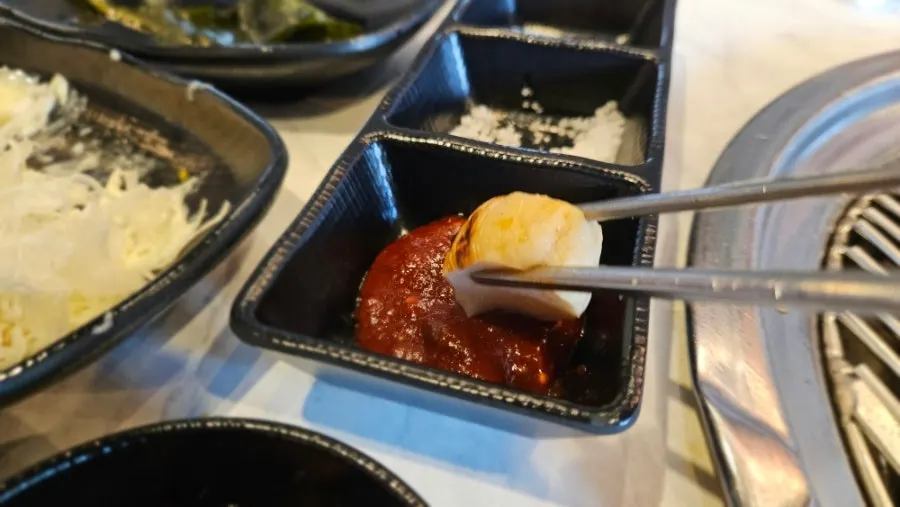 The table near the end of the meal at Heukdwaeji Hyeongjedeul