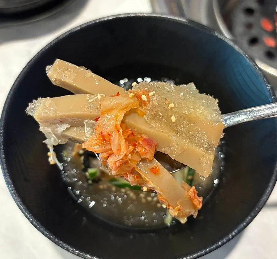 기본 제공 밑반찬과 계란찜 상차림