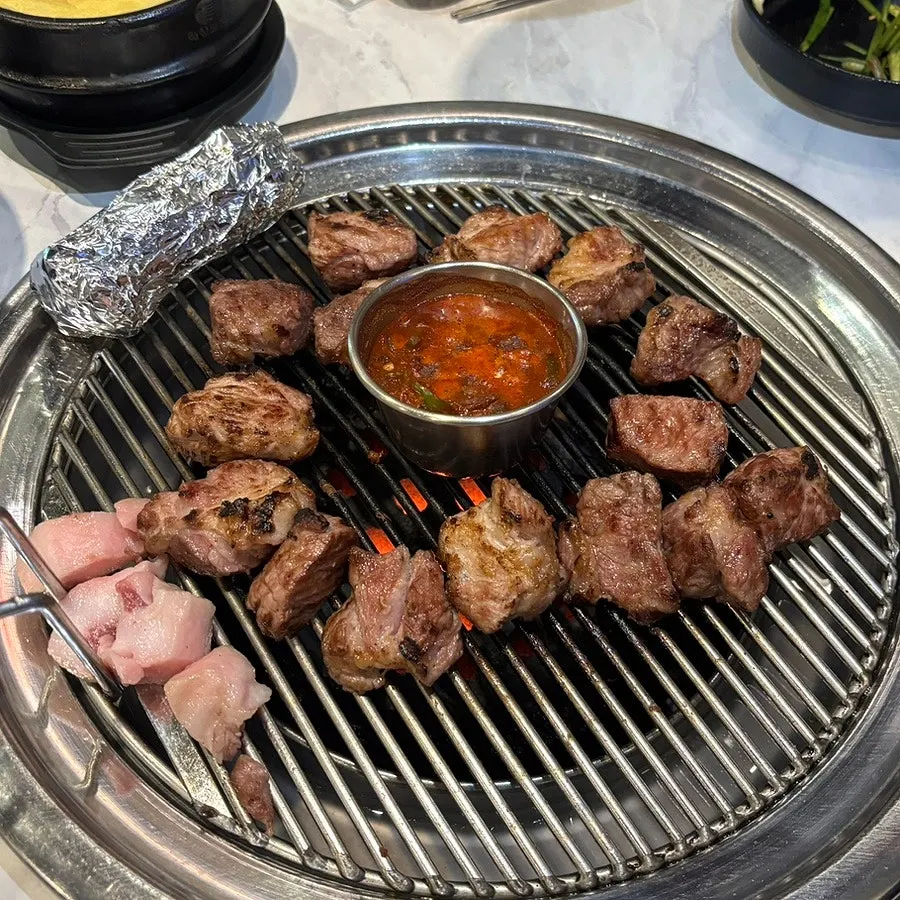 두툼하게 손질된 지리산 흑돼지 목살