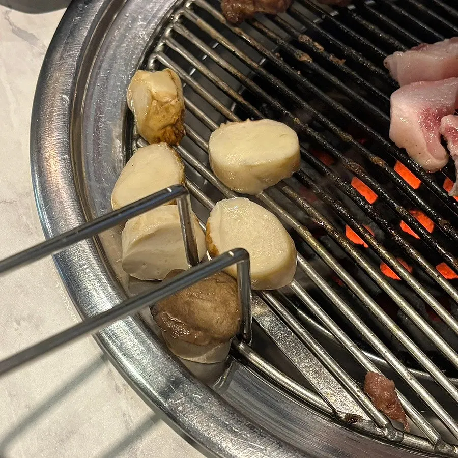 통으로 구워 잘라낸 새송이버섯