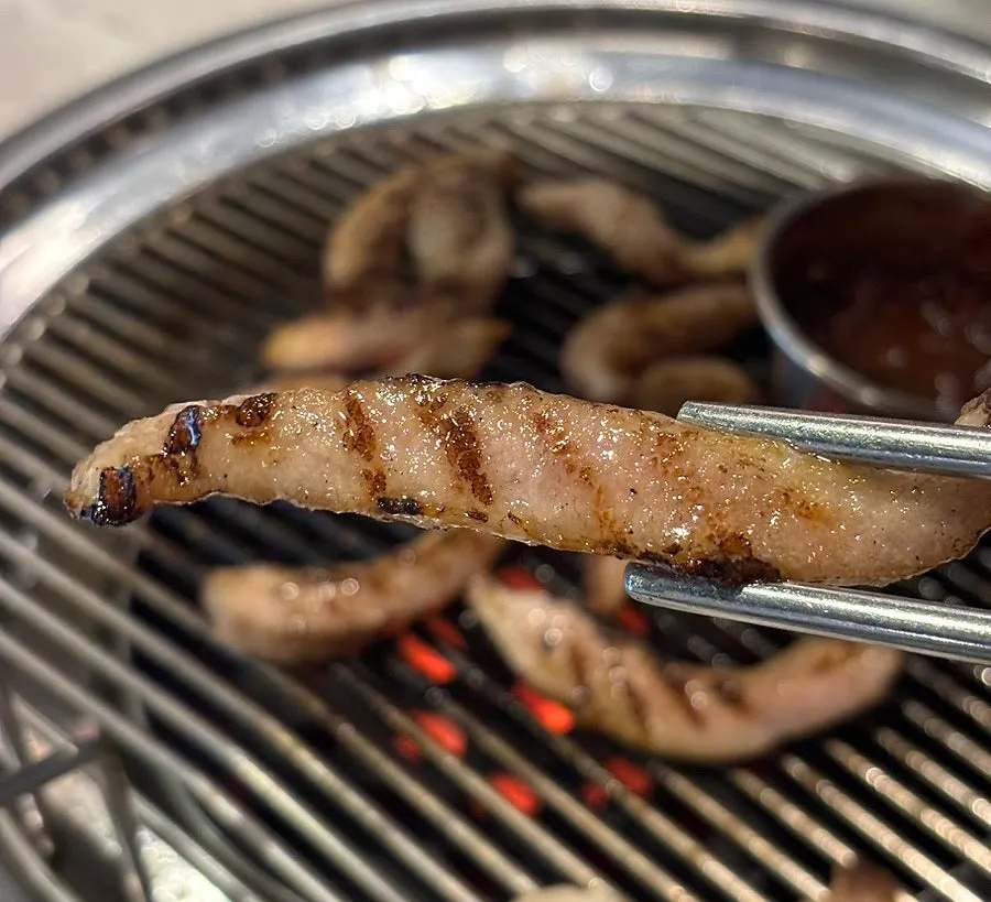 비계를 도려내 손질한 지리산 흑돼지 항정살