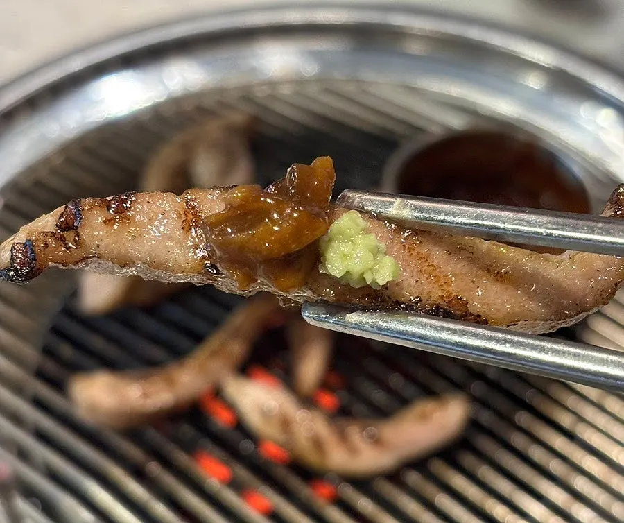 천일염에 찍어 먹는 구운 항정살