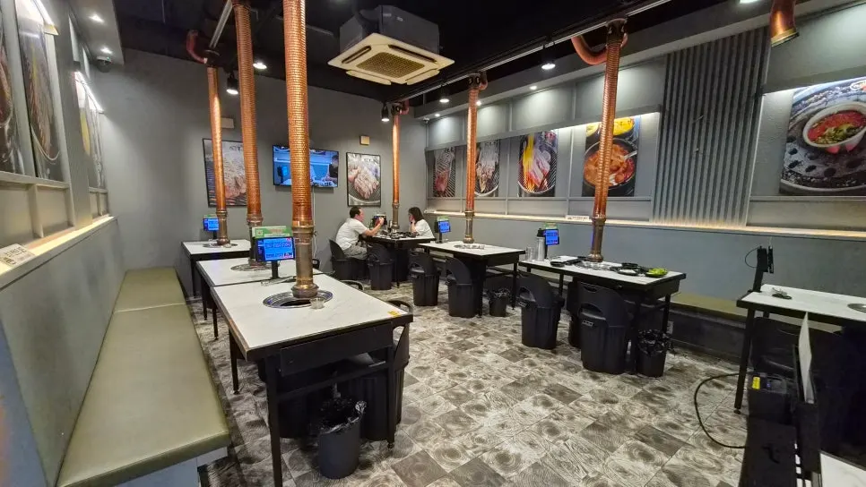 Passage connecting the parking lot to the restaurant entrance