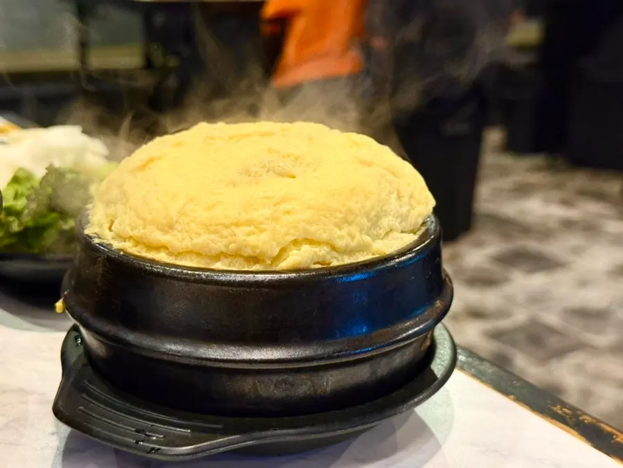 서비스로 나온 계란찜과 묵사발