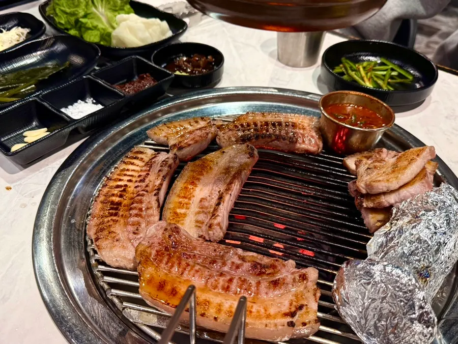 지방이 쫀득한 흑돼지 오겹살 생고기