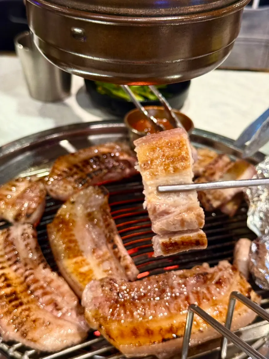 노릇하게 구워진 오겹살 한 점