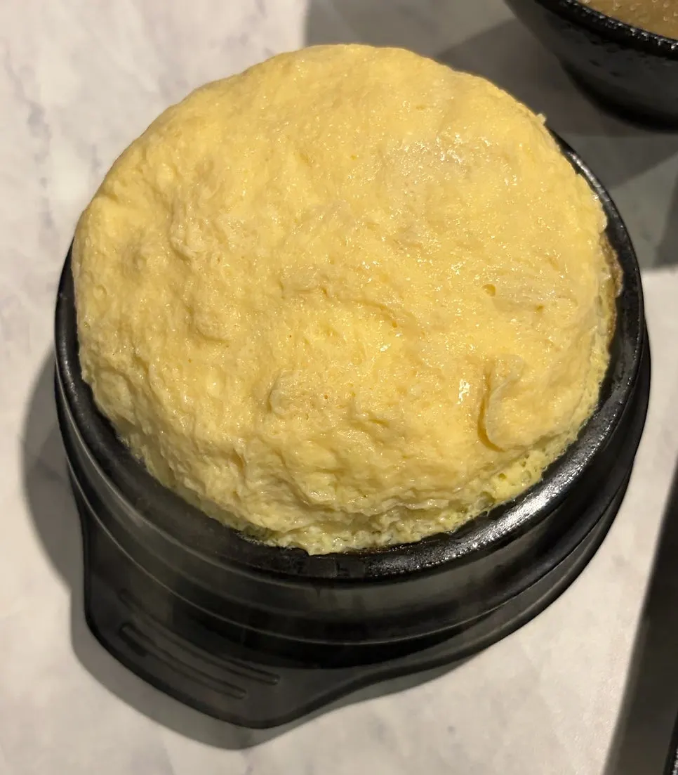 소금에 찍어 먹는 흑돼지 한 점