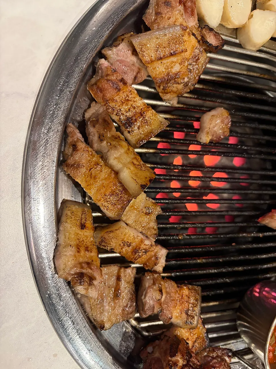 층층이 쌓인 흑돼지 오겹살 구이