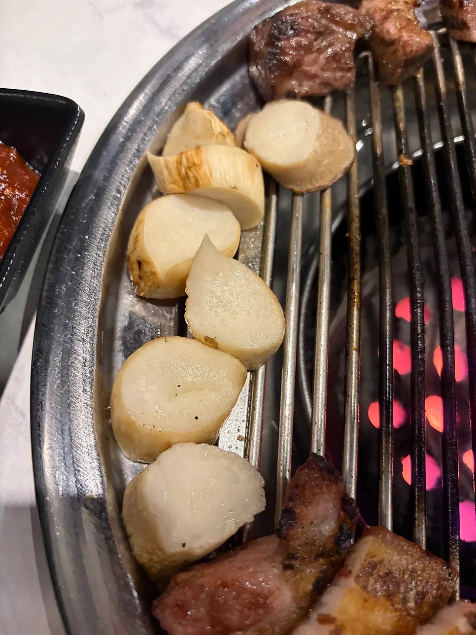버섯과 함께 구워진 오겹살