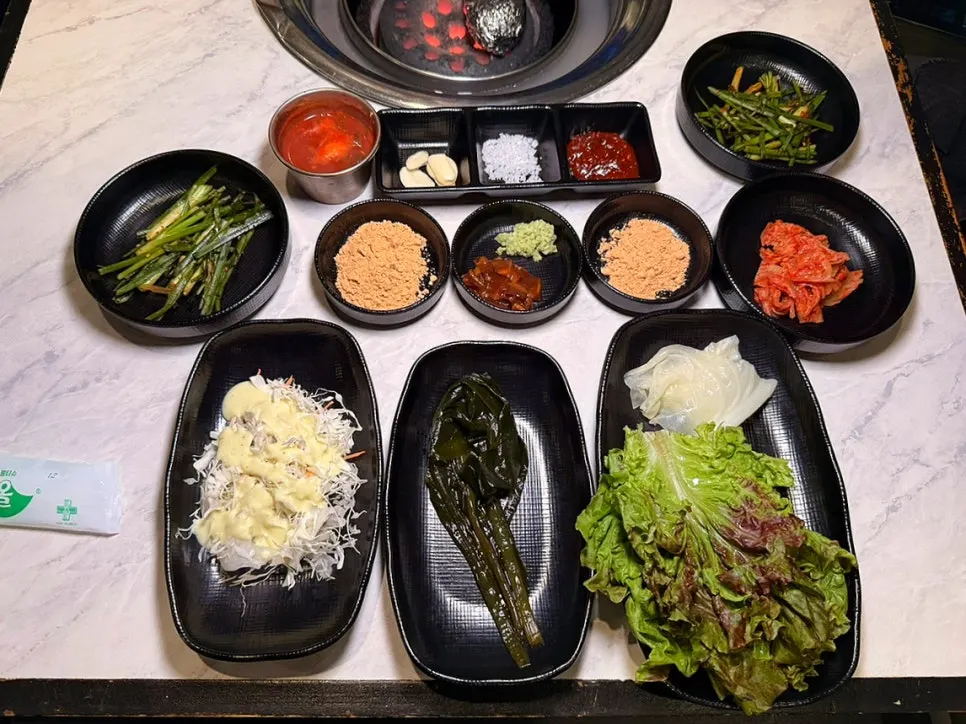 쌈채소와 멜젓이 포함된 기본 찬 한 상