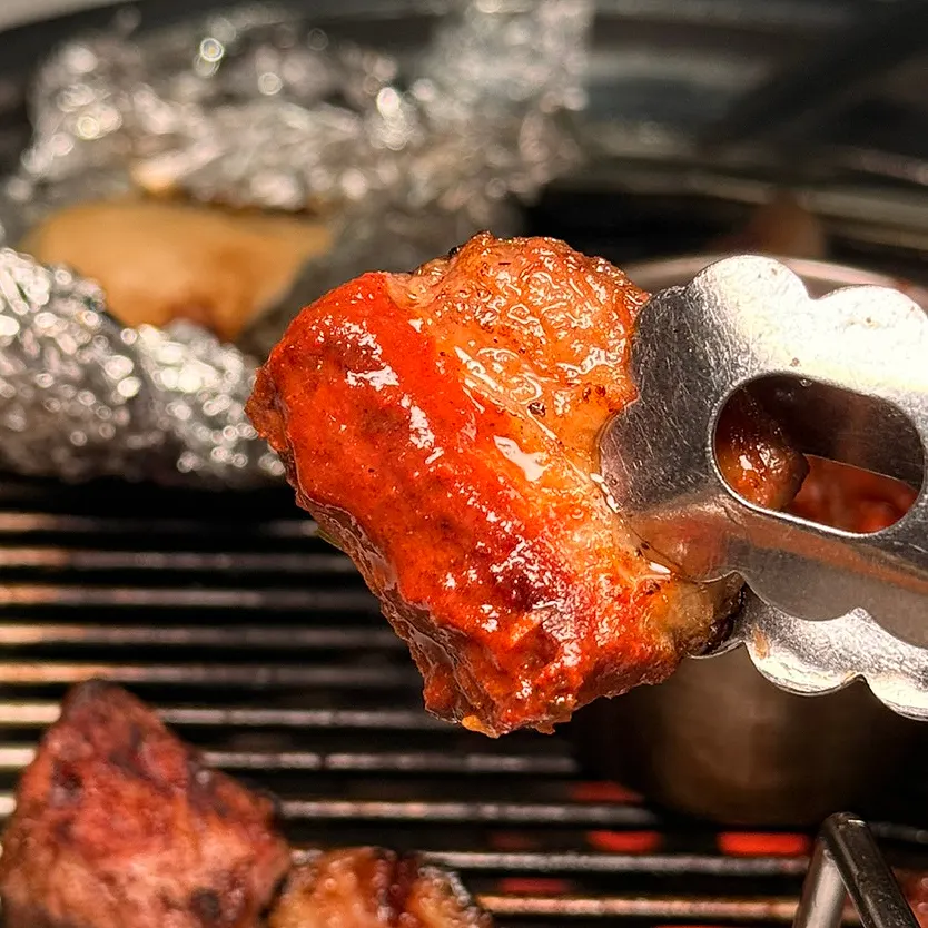 연탄 불판 위 대멸치 수제 멜젓