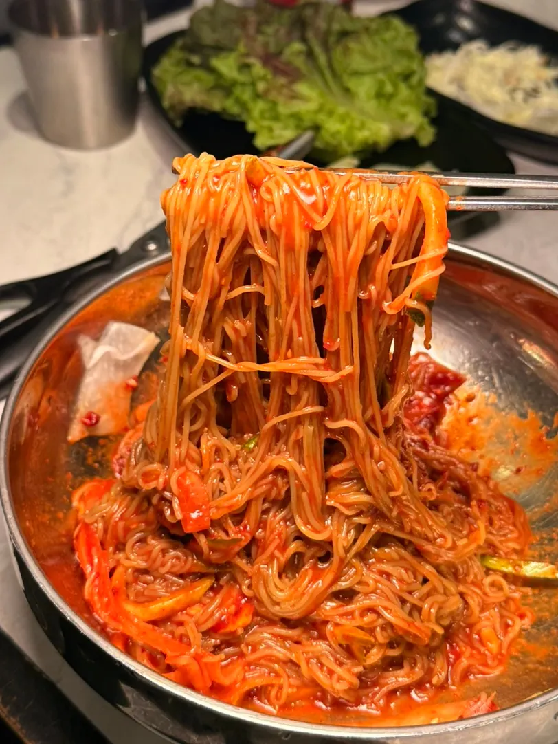 수제 양념장에 비빈 쫀득한 냉면 면발