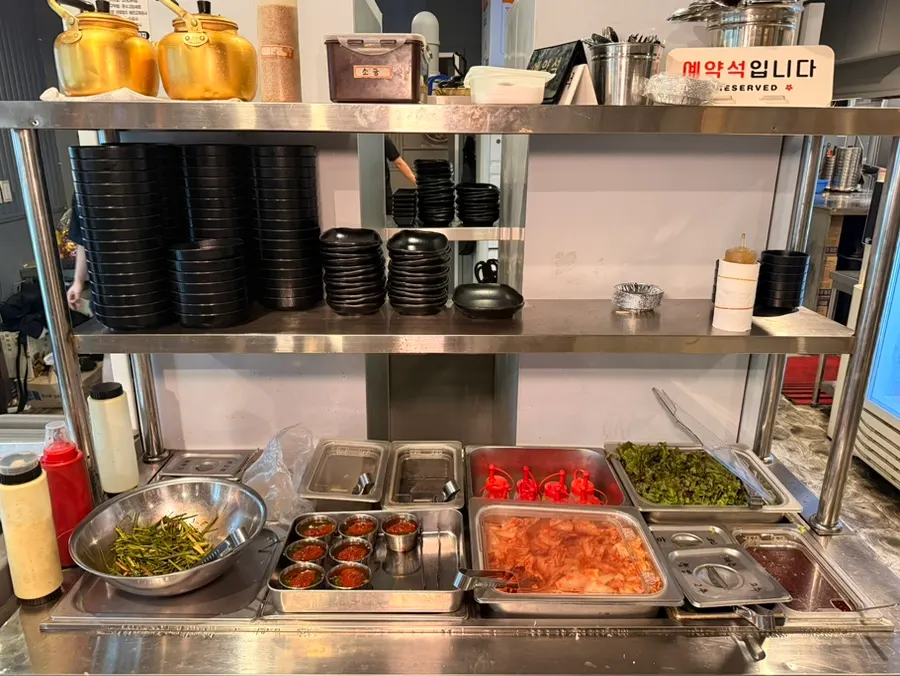 매장 중앙에 마련된 반찬 셀프 바