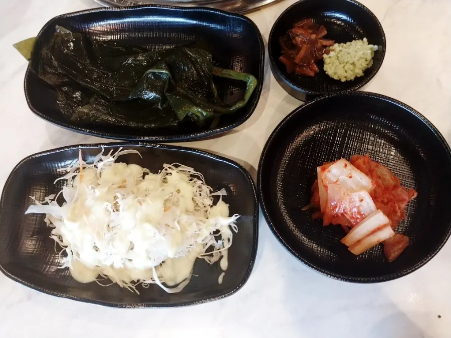 흑돼지형제들 기본 반찬 한 상 차림