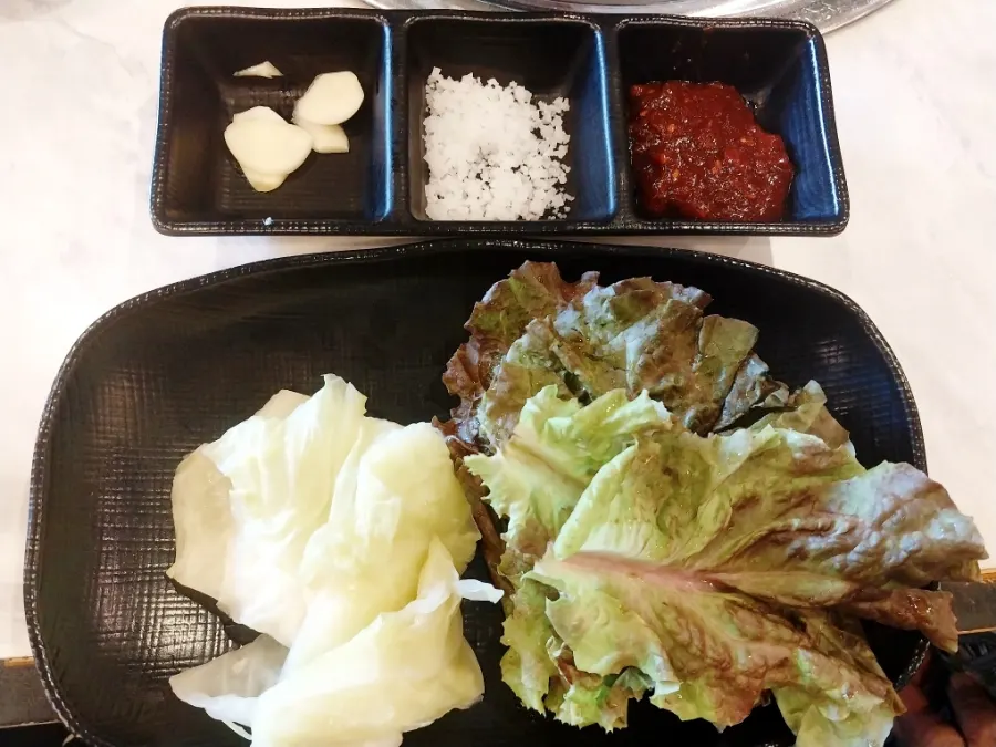 명이나물 장아찌와 쌈장, 천일염 등 반찬