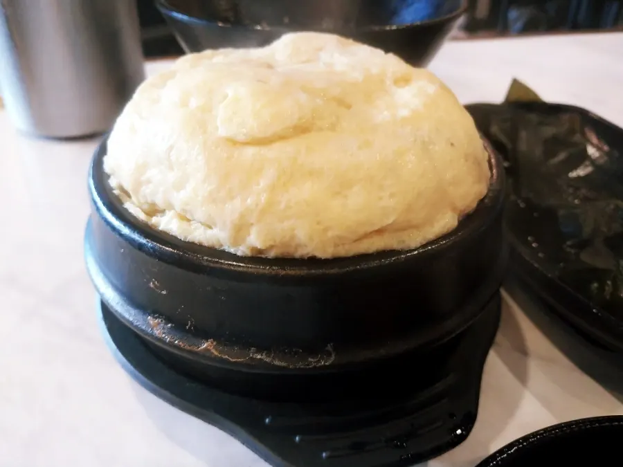 기본으로 나온 계란찜과 도토리묵사발