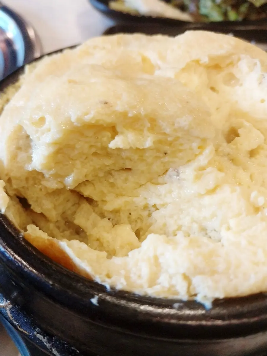 테이블 연탄 위에 올린 멜젓