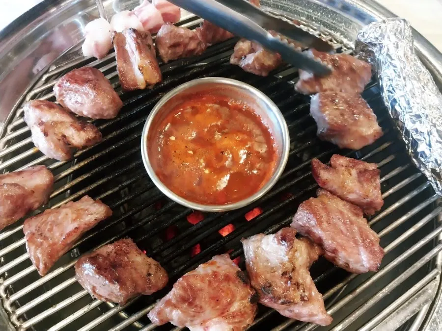 소금에 찍어 먹는 흑돼지 목살 첫 점