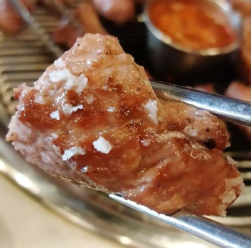 육즙 살아있는 두꺼운 흑돼지 목살 단면